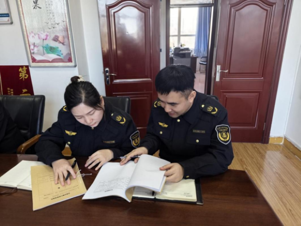 01121768217303464510.png 图一:察布查尔执法大队一行在我大队开展案卷互评互查工作.png