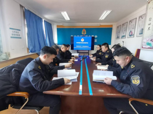 01121768217309556531.png 图二:察布查尔执法大队一行在我大队开展案卷互评互查工作.png