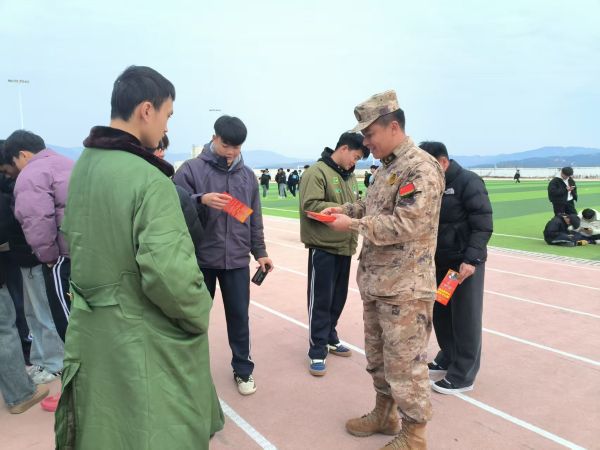 01131768301500396440.jpg 图为 发放征兵宣传资料现场(孟美玲 摄).jpg