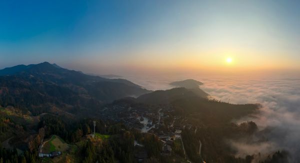2026年1月14日，贵州省从江县高增乡新生村云雾缭绕，群山、民居与公路在晨霭中若隐若现，宛如一幅静谧诗意的冬日乡村画卷。 (11).jpg