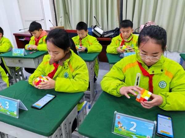 01141768387370327593.jpg 1月13日,学生在从江县城关第一小学参加首届数学思维素养大赛。 (1).jpg