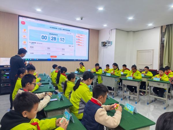 01141768387375302876.jpg 1月13日,学生在从江县城关第一小学参加首届数学思维素养大赛。 (3).jpg