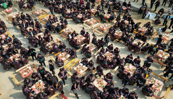 2026年1月17日，侗族群众在贵州省黔东南苗族侗族自治州从江县高增乡美德村摆共侗寨鼓楼落成庆典活动中吃团圆宴。 (4).jpg