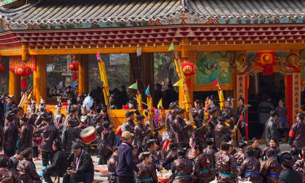2026年1月17日，侗族群众在贵州省黔东南苗族侗族自治州从江县高增乡美德村摆共侗寨鼓楼落成庆典活动中吹奏芦笙。 (2).jpg