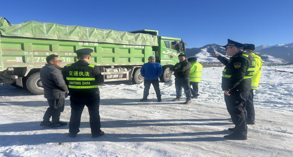 图一：执法人员与交警人员联合对货运车辆核查.png