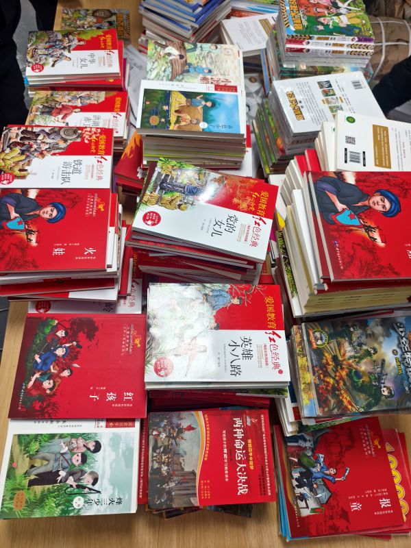 01211768994615330253.jpg 图为 捐赠的红色书籍(陈大宇 摄).jpg