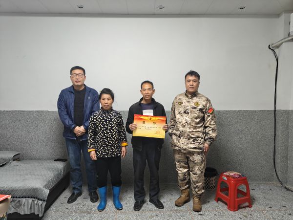 01221769081072859374.jpg 图为 贯洞镇党委书记、人武部长为现役军人家庭送喜报现场(曾军军 摄).jpg