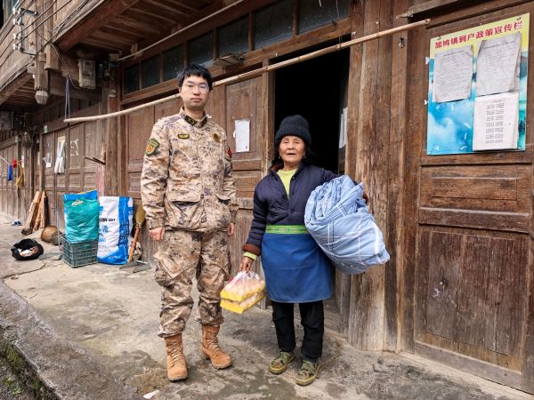 01221769081078822313.jpg 图为 加鸠镇为现役军人家庭送棉被、鸡蛋现场(龙文富 摄).jpg