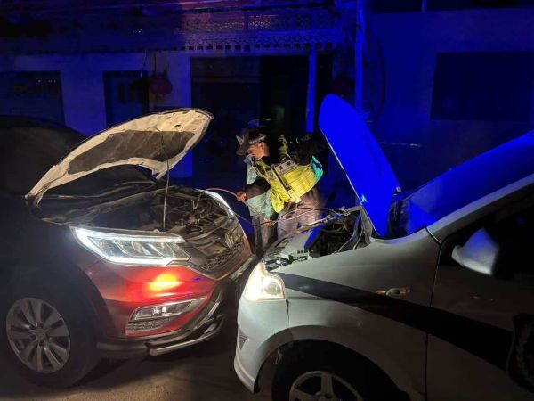 01231769166563992704.jpg 英买力镇派出所民警援手解民忧照片,摄影者排日代姆.jpg