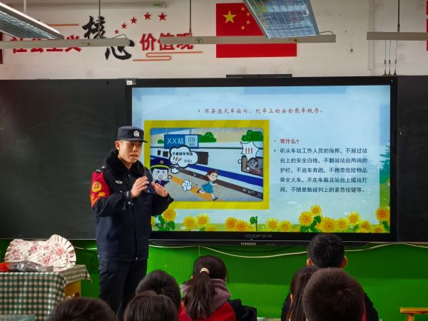 01231769168140229239.jpg 民警讲解乘车安全知识.jpg