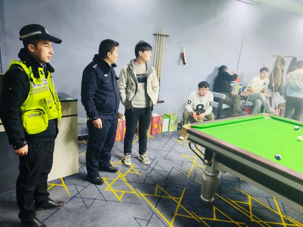 01261769427526829667.jpg 民警结合相关案例在辖区娱乐场所开展普法宣传教育-佐合热古丽摄.jpg