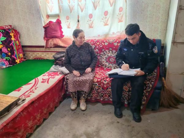 01261769427968841056.jpg 民警开展入户走访送安全-佐合热古丽摄 (1).jpg