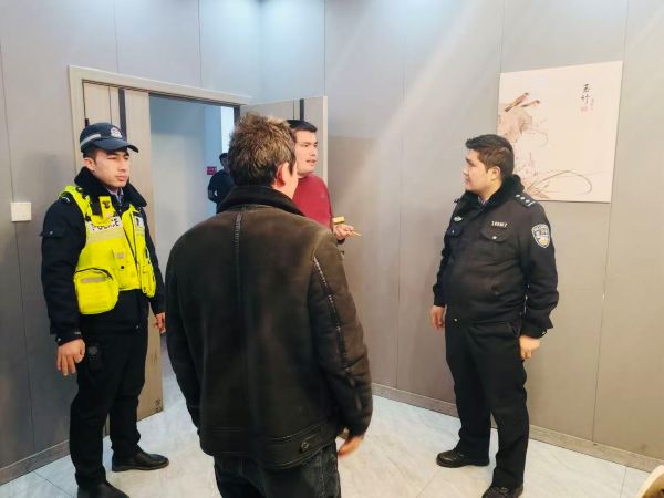 01271769506596392409.jpg 民辅警结合相关案例在辖区娱乐场所进行安全、反诈知识讲解,.jpg