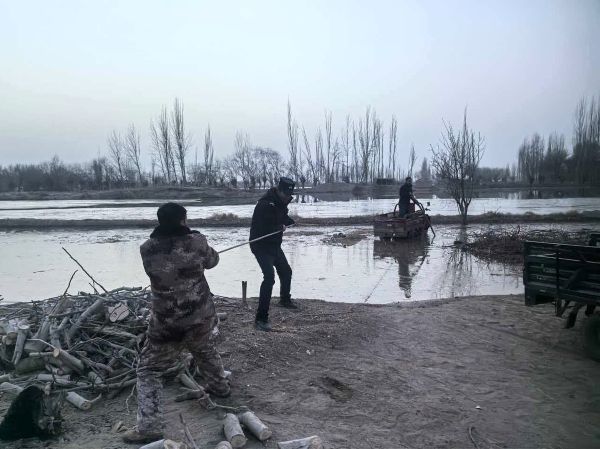 01271769507374759584.jpg 民警和群众齐心协力将三轮车拉上岸边 摄影者排日代姆.jpg