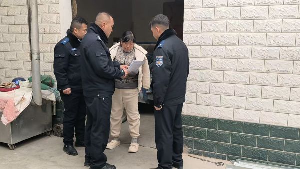 01281769598500554055.jpg 民警对娱乐场所开展安全检查和宣传 (2).jpg