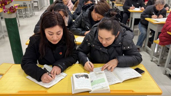 01301769770318976921.jpg 参与学习的村民正在联系写汉字.JPG