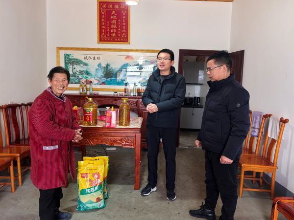 02021770031134517730.jpg 送慰问物资上门。.jpg