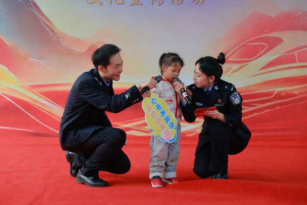 02021770031501954873.jpg 旅客朋友积极参加有奖问答环节——摄影崔杰.JPG