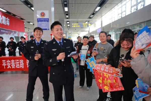02021770031505467181.jpg 民警在包头站与旅客进行防范电信网络诈骗宣传互动。——摄影崔杰.JPG