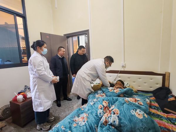 02031770132320803209.jpg 图为 医务人员为老兵检查身体现场(唐健 摄).jpg