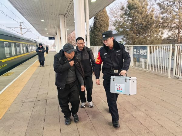 02041770201560402498.jpg 在简单救助后,民警护送旅客出站.jpg