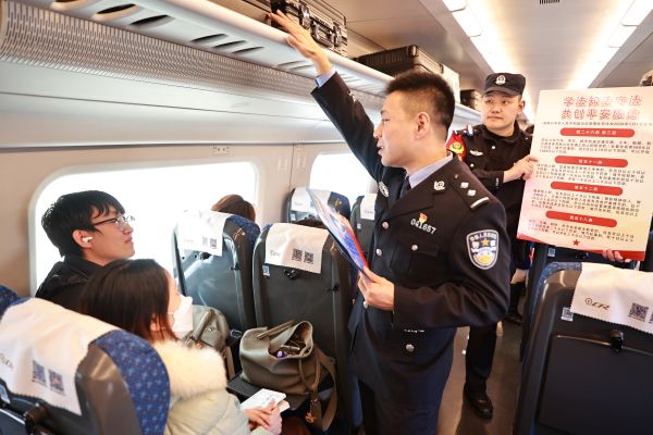 02111770810899904051.jpg 民警对旅客开展法治宣传、安全提示.JPG