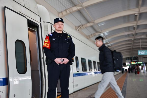 02111770810904500315.jpg 值乘民警在站台立岗.JPG