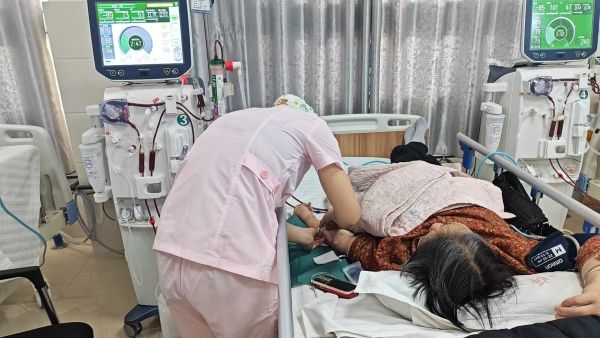 02111770813274757563.jpg 2026年2月11日,图为十二团医院血透室医护人员为患者进行血液净化服务。.jpg