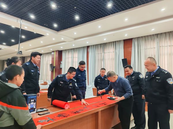 02111770813704296183.jpg 民警围观书法老师创作-杨宇豪摄 (1).jpg