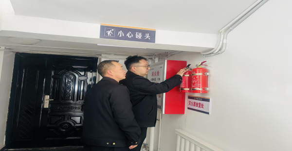 02131770987214497516.png 图一:执法人员检查单位内部消防设施.png