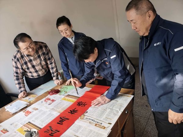02141771065091266489.jpg 天筑集团重力公司举办“迎新春·送万福”写春联活动.jpg
