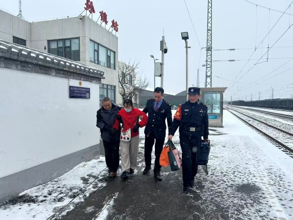 02251772018169388570.jpg 图2:民警老杨帮助旅客提拿行李.jpg