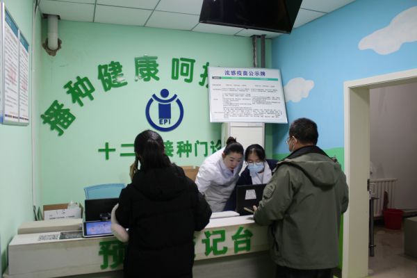 02251772024549264830.jpg 图为十二团医院公共卫生科医护人员为节后辖区居民接种疫苗。.JPG