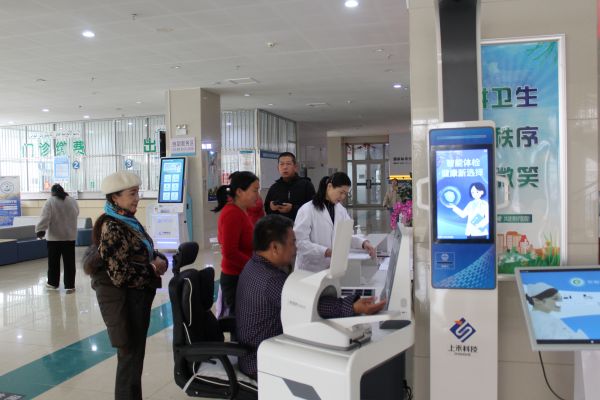 03011772376218666917.jpg 2月27日,图为十二团医院导医为来院就诊的居民免费测量血压。.JPG