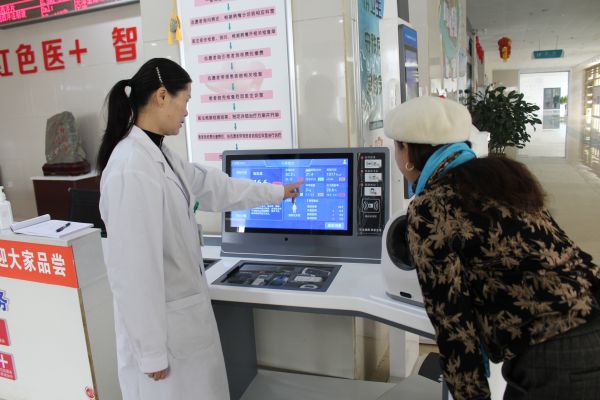 03011772376227339290.jpg 2月27日,图为十二团医院门诊导医彭芳为来院就诊的居民进行智慧健康服务,讲解智慧健康体检健康指数。.JPG