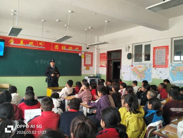 03041772634818933681.jpg 塔里木乡派出所开展中心学校“开学安全第一课”专题开讲活动,现场师生认真听讲.jpg
