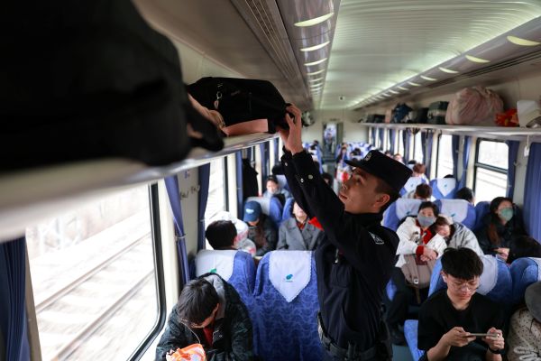 03041772636402635263.jpg 安童帮助旅客重新归置摆放不当的行李物品——摄影杜星宇.JPG