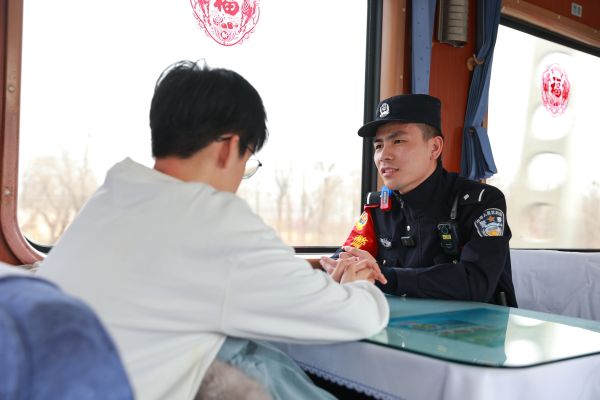 03041772636409347516.jpg 安童有针对性地对学生旅客开展安全宣传——摄影杜星宇.JPG