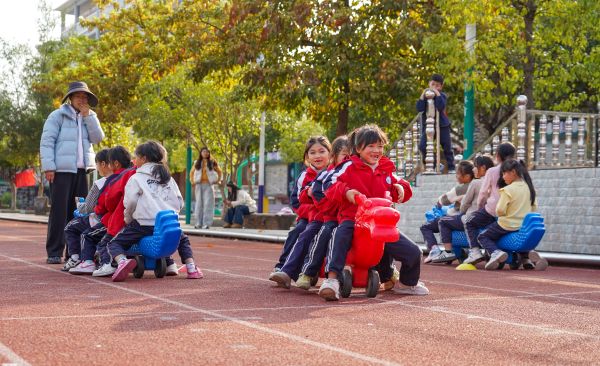 03051772703815303853.jpg 2026年3月4日,学生在贵州省从江县城关第四小学玩骑旱马游戏。 (6).jpg