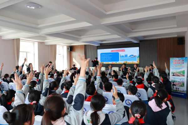 03051772709341332642.jpg 包头东站派出所民警以互动问答形式开展铁路安全法治宣传,学生们踊跃举手参与。—摄影崔杰.JPG