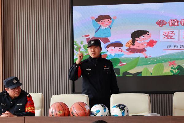 03051772709348140891.jpg 包头东站派出所民警在宣讲现场,结合趣味互动,向同学们生动普及铁路安全常识—摄影崔杰.JPG
