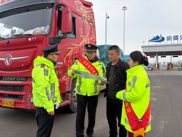 03051772715654176698.jpg 图二、察布查尔执法大队执法人员联合66团匝道收费站人员开展低碳出行宣传活动.JPG