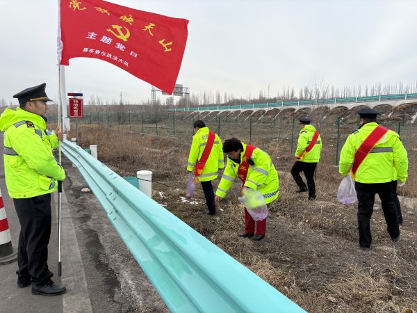 03051772715661497189.jpg 图一、察布查尔执法大队执法人员联合66团匝道收费站人员开展环境卫生整治志愿服务.JPG