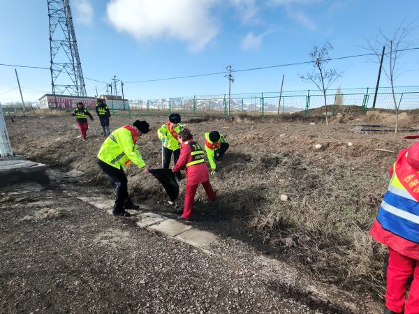 03051772715960955985.jpg 图二:联合夏尔湖收费站清理公路沿线垃圾.jpg