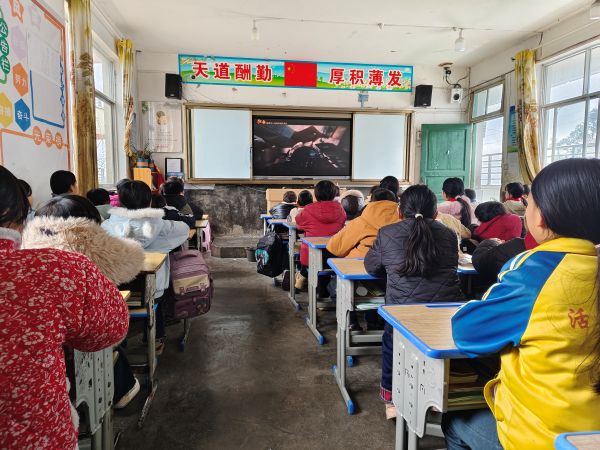 03061772798243338304.jpg 图为 加勉乡中心小学组织学生观看现场(赖银美 摄).jpg
