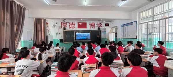 03061772798249151785.jpg 图为 县第二民族高级中学组织学生观看现场(陆远翔 摄).jpg