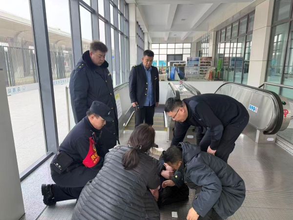 03091773053767841432.jpg 乌海站派出所执勤民警与车站工作人员合力救助突发癫痫的旅客.jpg