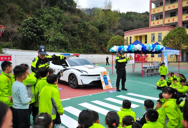 03101773149155477940.jpg 2026年3月10日,民警在贵州省从江县城关第一小学向学生们普及交通安全知识。 (2).jpg