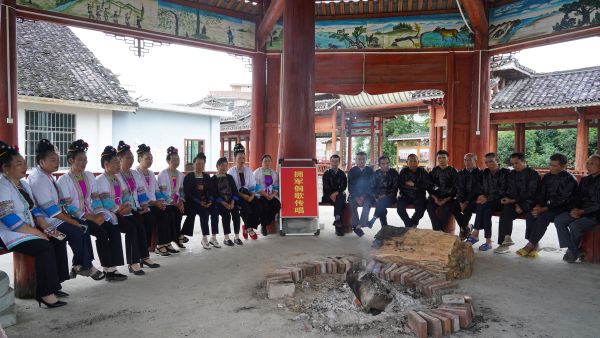 图为 “ 双拥+非遗”在鼓楼传唱拥军侗歌现场（韦绍东 摄）.jpg