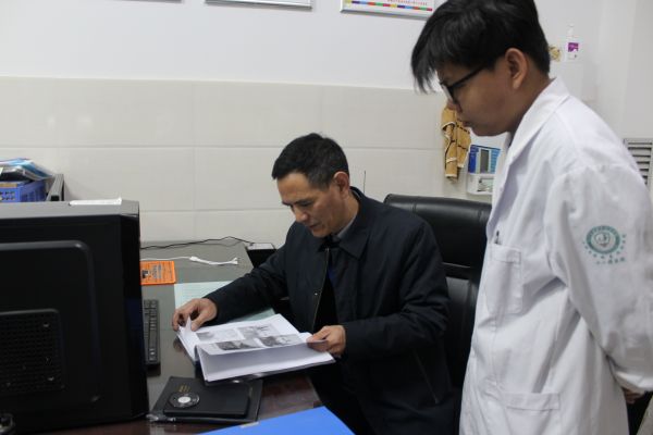 03171773742661694442.jpg 图为总院综治管理中心检查组在检查十二团医院安全、消防工作台账。.JPG